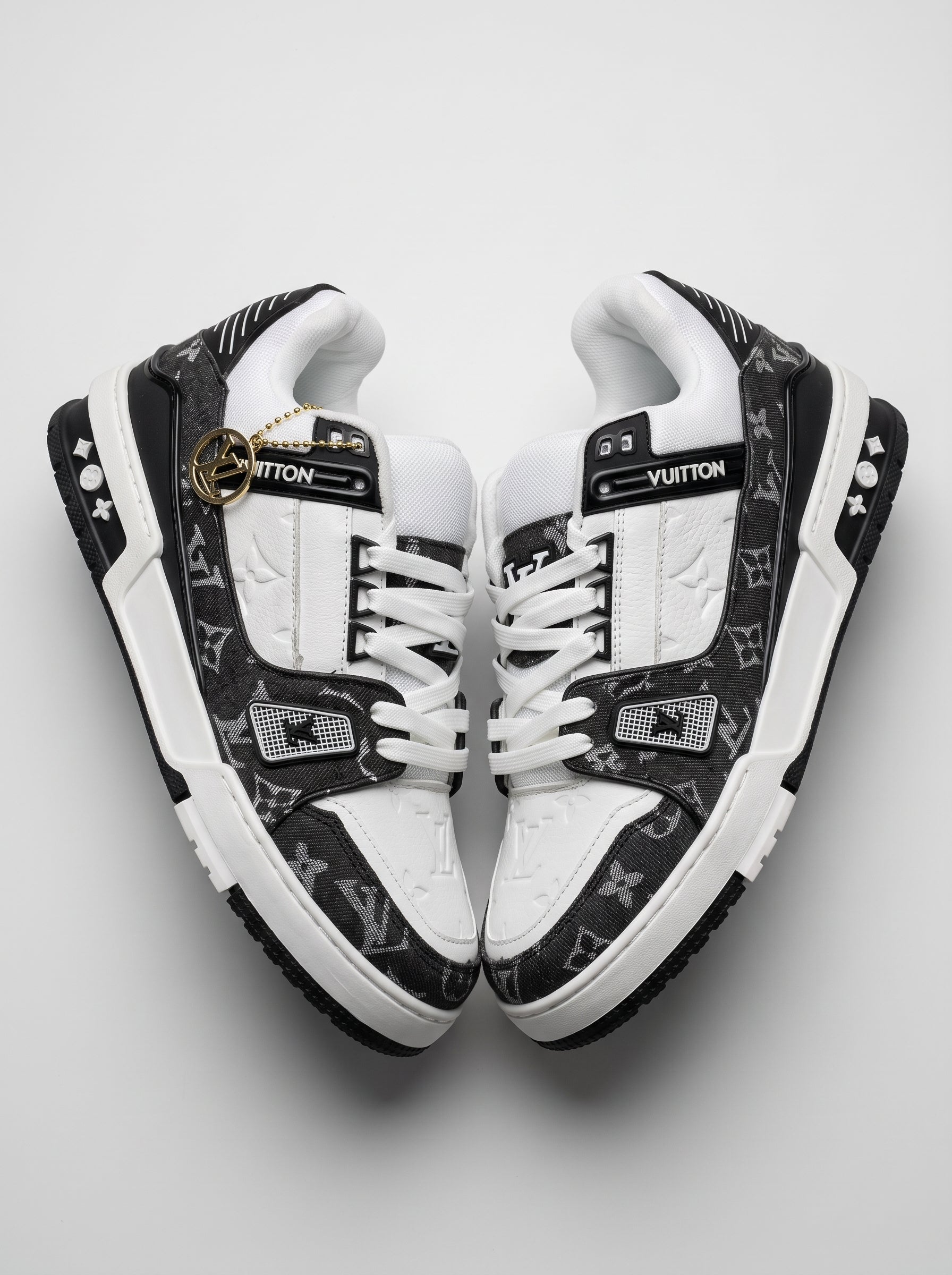 Tênis "LV" Trainer Preto e Branco